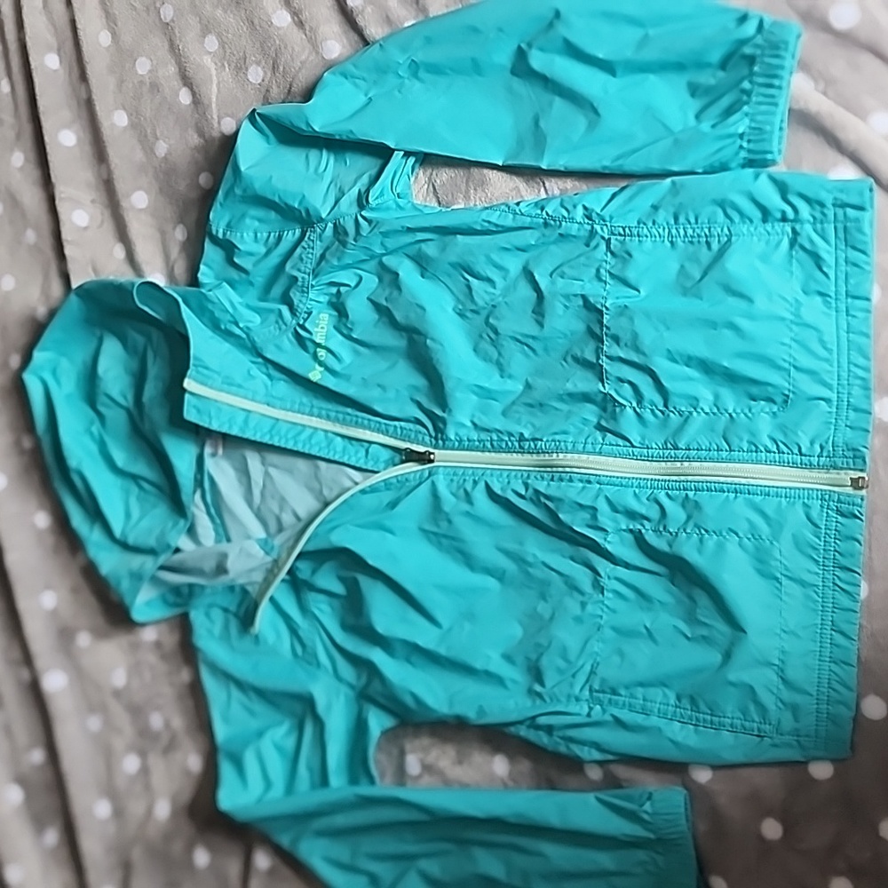 Girls Columbia lightweight jacket size medium color is teal/aquamarine.